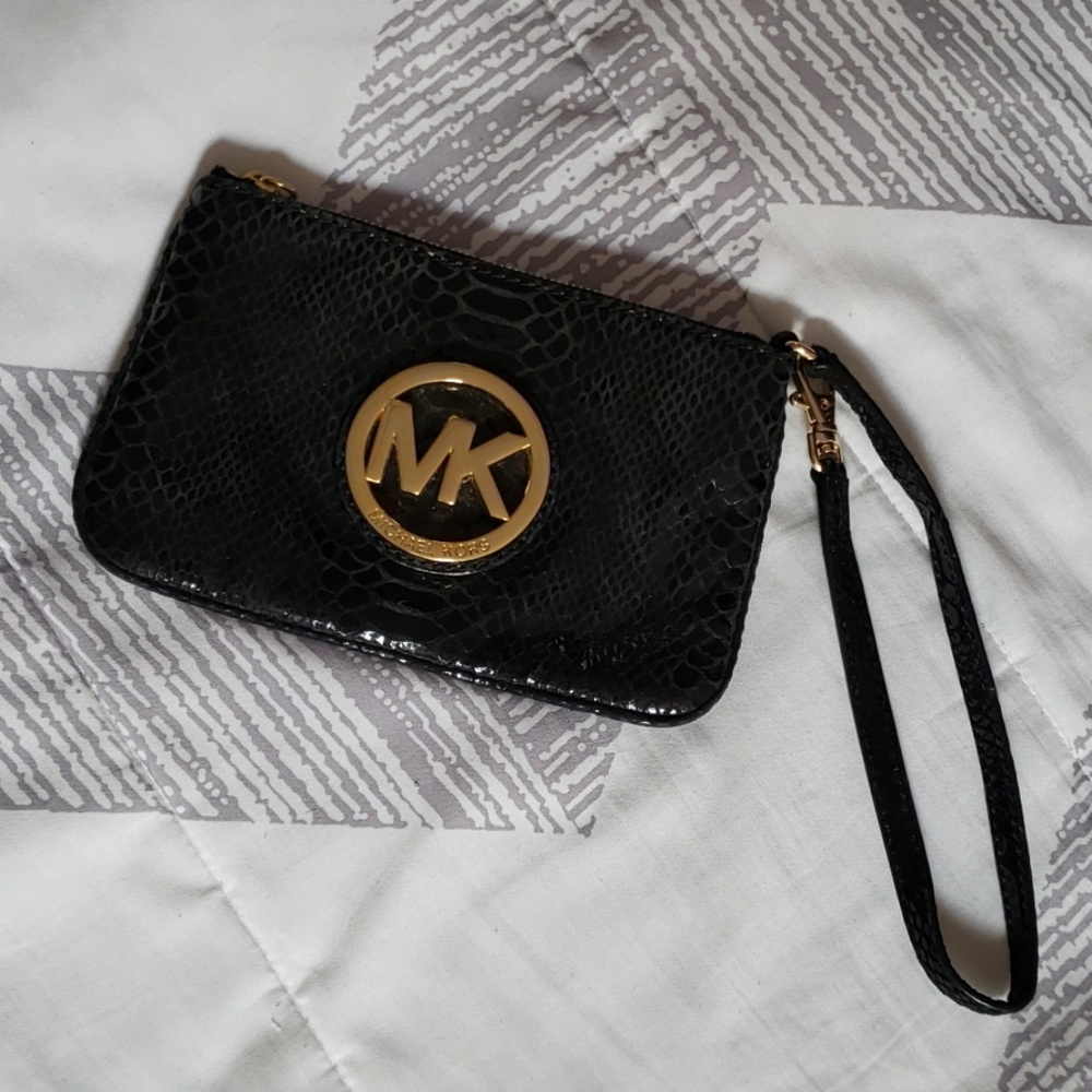 ❤ Black and gold leather Michael Kors wristlet